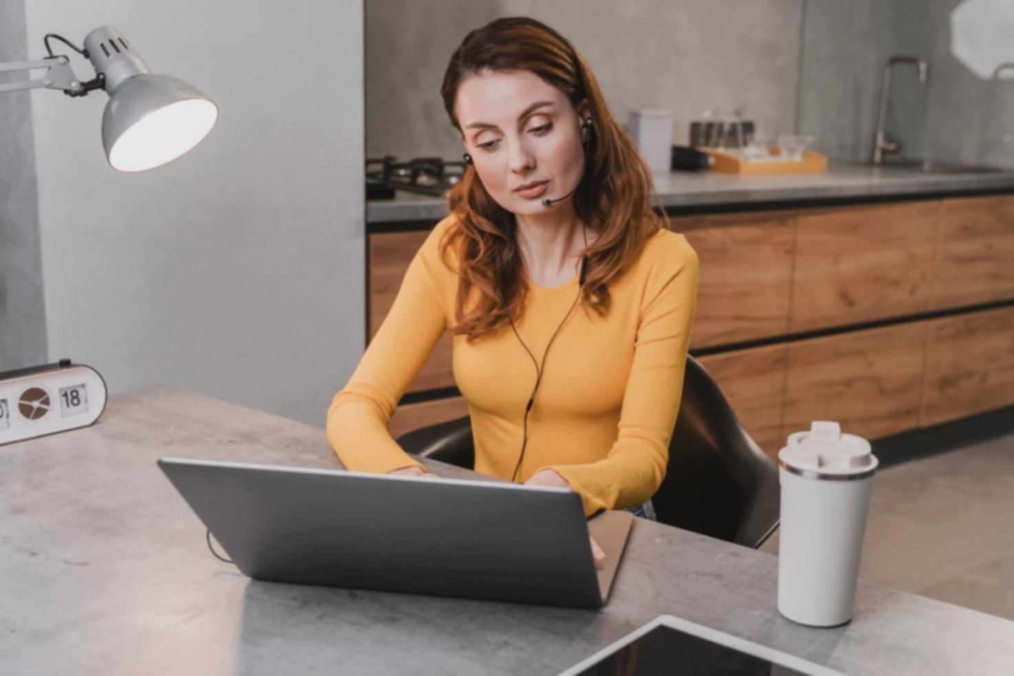 Espace de formation moderne avec équipements informatiques